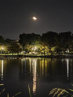 三日月と水面に映る夜景 夜景,夜空,三日月の写真素材