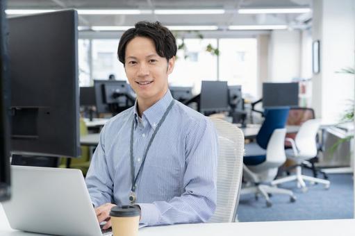 オフィスカジュアルの若い男性エンジニア オフィスカジュアルの若い男性エンジニア ビジネス,オフィス,エンジニアの写真素材