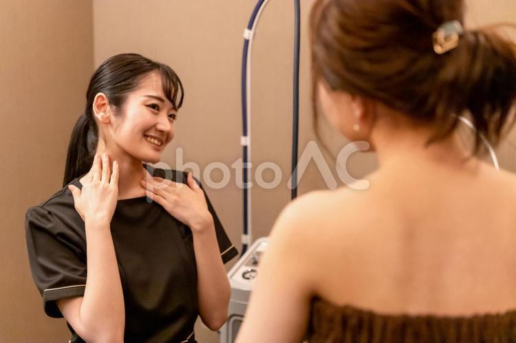 エステサロンでカウンセリングを受ける女性（首） エステ,首こり,首の写真素材