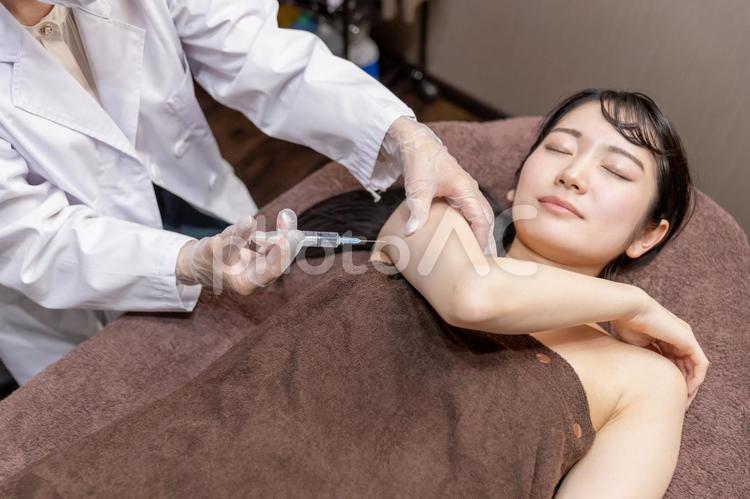美容外科で施術を受ける女性（脂肪溶解注射・二の腕） 脂肪溶解注射,脂肪,脂肪溶解の写真素材
