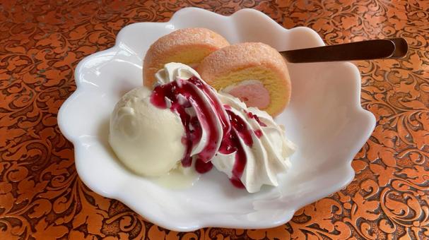 苺ロールとバニラアイス 苺ロールとバニラアイス ロールケーキ,苺,生クリームの写真素材