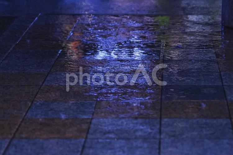 雨に濡れた夜道とネオンの幻想的な反射 雨,ネオン,反射の写真素材