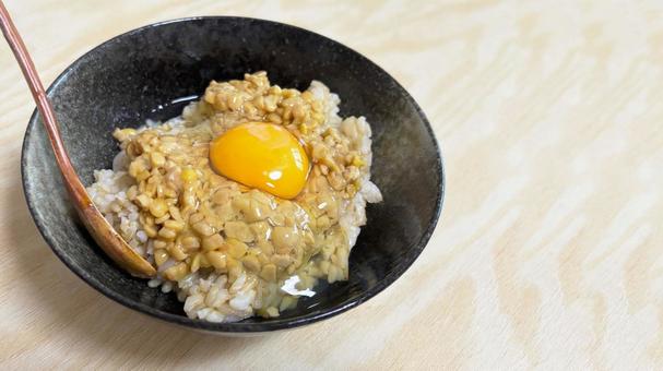 挽割納豆のたまごかけごはん（右余白） 納豆,なっとう,豆の写真素材