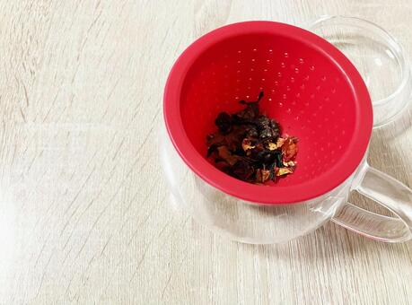 ガラスカップで淹れた紅葉のフルーツティー ハーブティー,フルーツティー,紅茶の写真素材