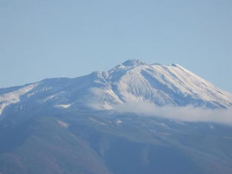 鳥海山初冠雪の写真