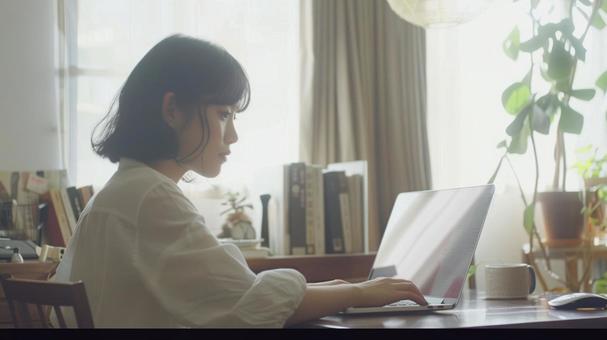 デスクワークをする日本人の女性 パソコン デスクワークをする日本人の女性 パソコンの写真