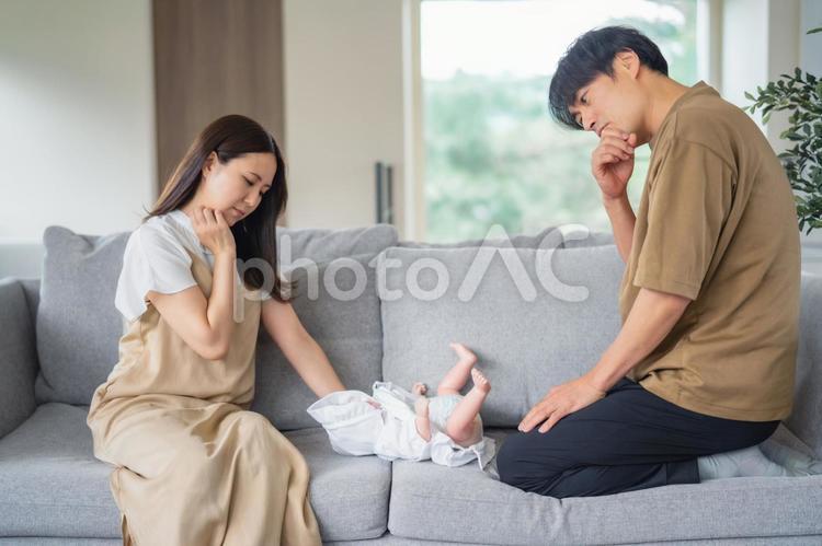 赤ちゃんの世話をする男性と女性（困る） 赤ちゃん,泣く,世話の写真素材