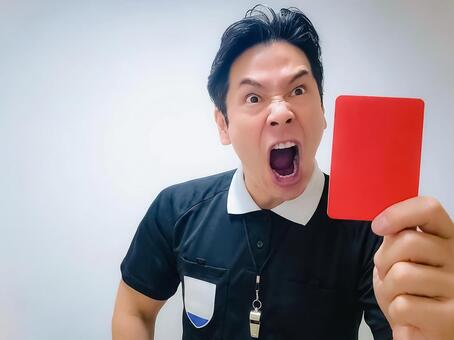 レッドカードを出すサッカーレフリーの男性 男性,審判,レフリーの写真素材