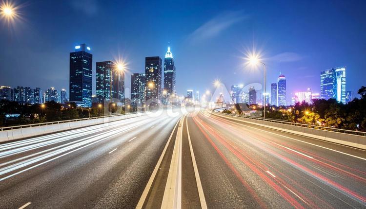ヘッドライトの光の帯　ハイウェイの夜景	 ハイウェイ,高速道路,自動車の写真素材