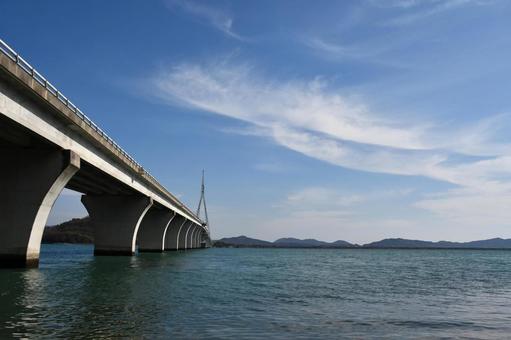 海にかかる橋と空の写真