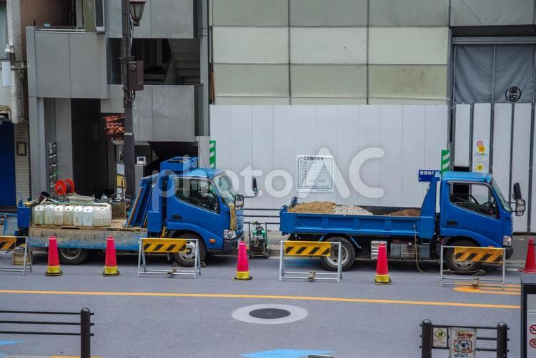 東京の赤坂6丁目の工事現場とダンプカー ダンプカー,トラック,住宅街の写真素材