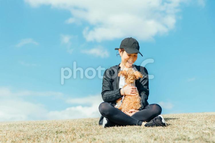 スポーツウェアで犬の散歩をする女性 犬,ペット,女性の写真素材