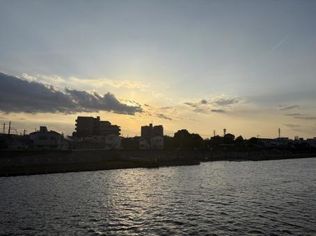 夕日と川 夕日と川の写真