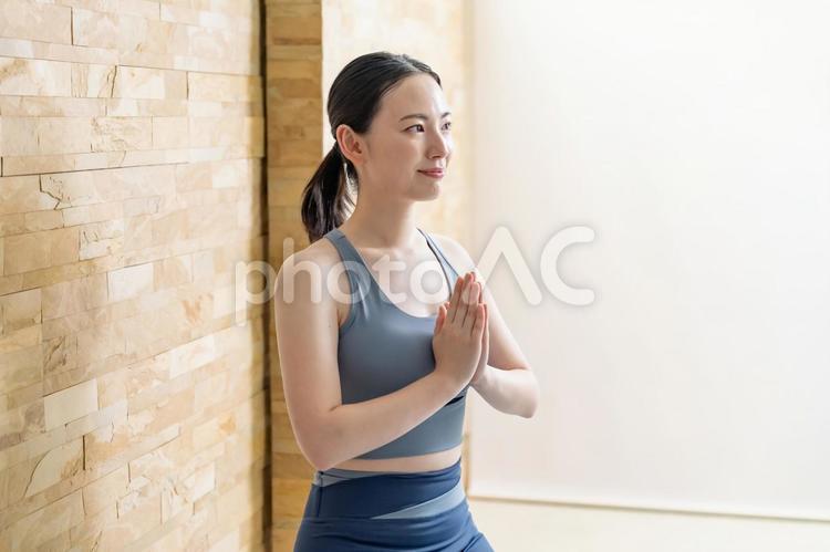 ヨガをする女性 ヨガ,フィットネス,ストレッチの写真素材