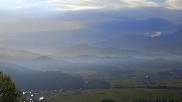 早朝の晴れた日の空と雲と眼下の街を眺める 空,青い空,雲の写真素材