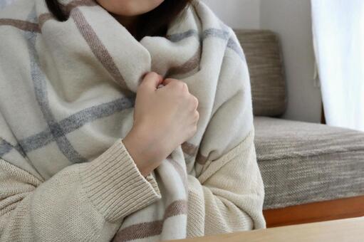 マフラーを巻いた寒そうな女性 マフラー,寒い,女性の写真素材