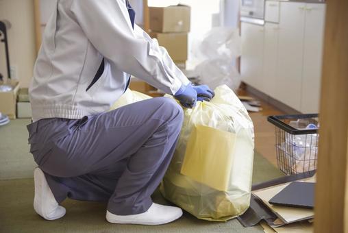 実家の片付けと不用品の分別作業 実家の片付けと不用品の分別作業 ゴミ屋敷,清掃代行,顔なしの写真素材
