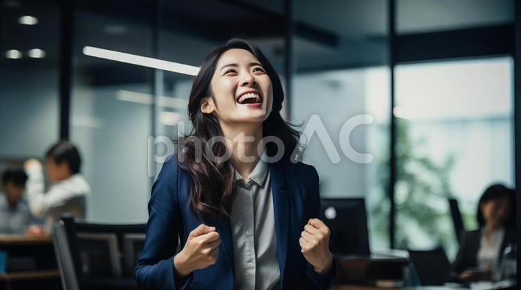 ガッツポーズをするビジネスウーマン 女性,ビジネスウーマン,オフィスの写真素材