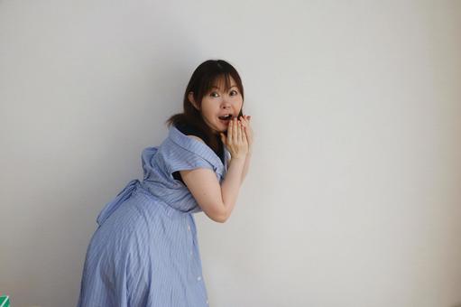 驚く女性の写真