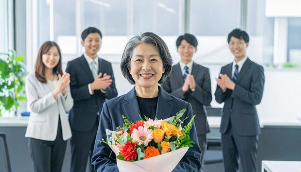 定年退職するベテラン社員 定年退職するベテラン社員の写真