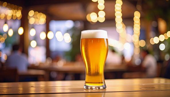 テーブルに置かれた生ビール テーブルに置かれた生ビールの写真