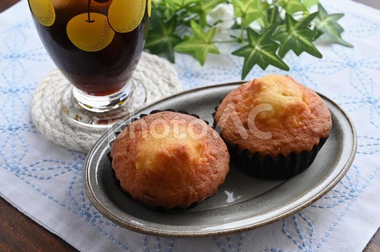 マドレーヌとアイスコーヒー マドレーヌ,マフィン,カップケーキの写真素材