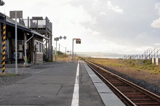 JR釧網本線北浜駅ホームと展望台と線路 JR釧網本線北浜駅ホームと展望台と線路 鉄道,駅舎,展望台の写真素材