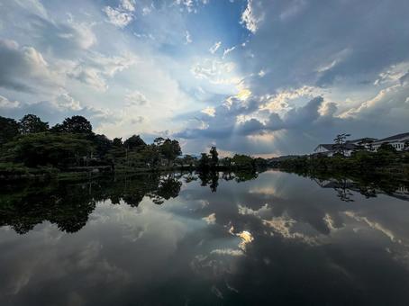 空と湖 空と湖 夏,縦位置,リフレクションの写真素材