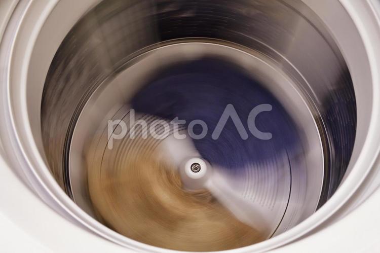 回転する縦型全自動洗濯機の洗濯槽 洗濯,洗濯機,洗濯物の写真素材