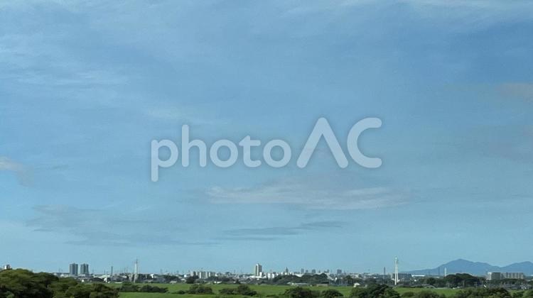 草木や山を見つめる青空 空,雲,景色の写真素材