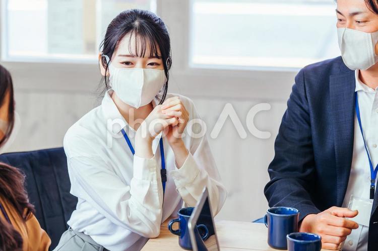 マスクをして打ち合わせする男女 ビジネス,マスク,olの写真素材