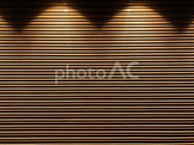 スポットライトが当たったシャッターの背景素材_d_09 スポットライト,ライト,ダウンライトの写真素材