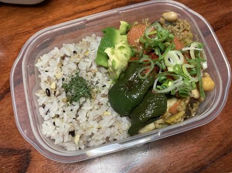 手作りアボカドキーマカレー キーマカレー,カレーライス,弁当の写真素材