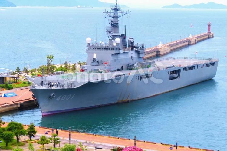 ５月下旬の高松港の海上自衛隊おおすみ 背景,おおすみ,輸送艦の写真素材