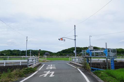 一灯式信号機のある交差点の風景 一灯式信号機のある交差点の風景 道路,文字,一灯式の写真素材
