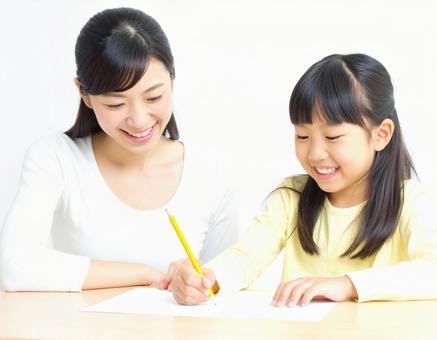 勉強をしている 児童と女性 16 勉強をしている 児童と女性 16の写真