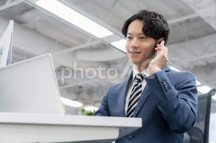 オフィスで仕事をする若いビジネスマン ビジネス,ビジネスマン,エンジニアの写真素材