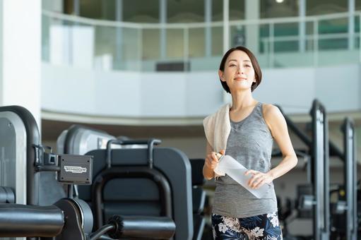 ジムでトレーニングするミドルの女性 ジム,フィットネス,トレーニングの写真素材