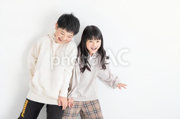 笑顔で寄り添う兄弟　Brothers  兄弟,男女,子育ての写真素材