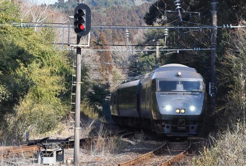 青井岳駅に進入する787系特急列車 青井岳駅に進入する787系特急列車の写真