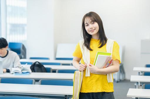 教室を歩く女子大学生 大学生,教室,笑顔の写真素材