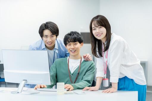 オフィスで働くビジネスパーソン 打ち合わせ,笑顔,オフィスの写真素材