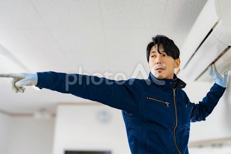 指を指して支持をする男性電気工事作業員 ビジネス,ビジネスマン,男の写真素材