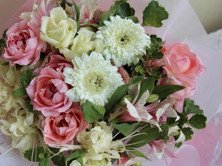 パステルピンクのバラのカラフルな花束 パステルピンクのバラのカラフルな花束 花束,パステル,ピンクの写真素材