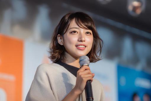 セミナーで講演する女性 セミナーで講演する女性の写真