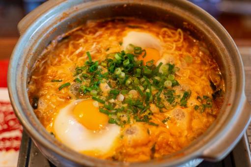 玉子を落としたキムチ鍋の締めのラーメンの写真