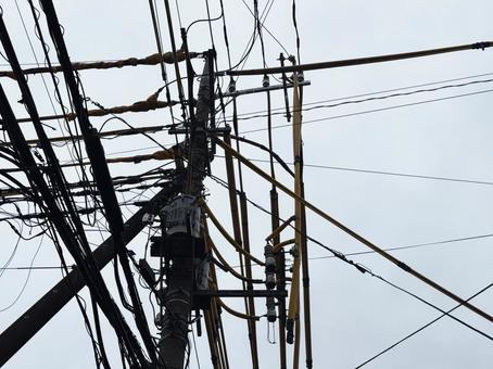 込み入った電線の写真
