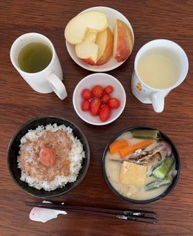 こまちご飯に納豆と紫蘇漬け梅干し等の朝食 こまちご飯に納豆と紫蘇漬け梅干し等の朝食 朝食,あきたこまち,ご飯の写真素材