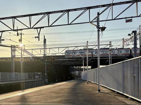 西枇杷島駅から見える東海道線の走行風景 鉄道,線路,乗り物の写真素材