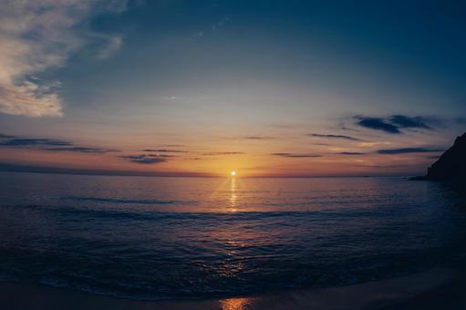 フィルム調の色合いの夕焼けの海 フィルム調,夕焼け空,海の写真素材